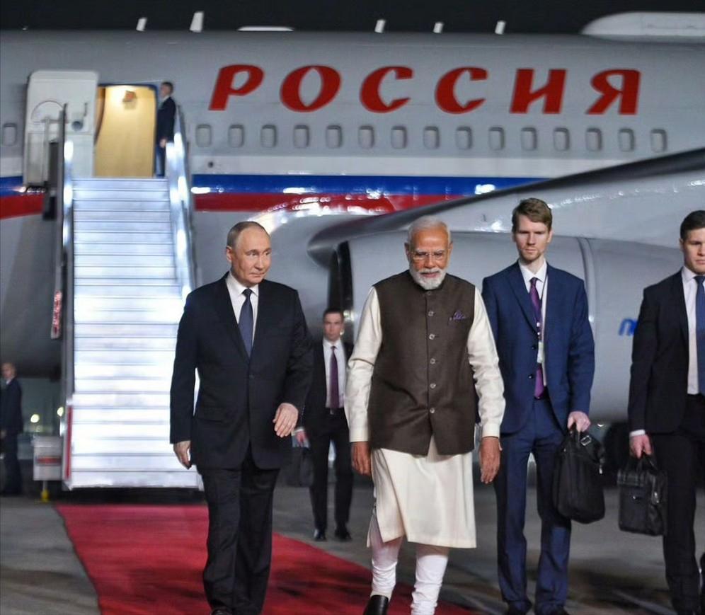 重磅！普京抵达印度后提及中国！

现在的国际舞台上，中俄印三国的互相支撑格局，说