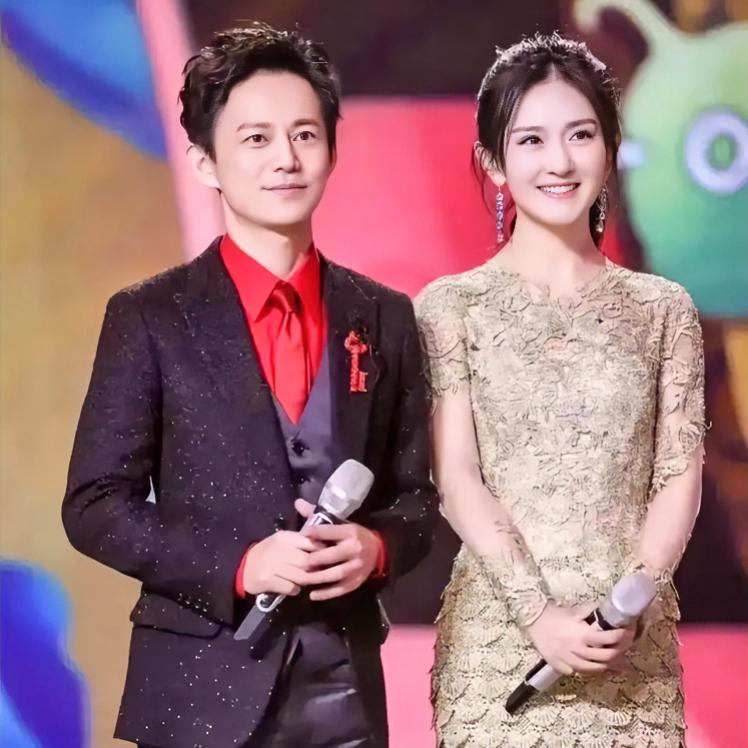 11月3日微博视界大会，何炅和谢娜又同框主持啦！
一开场，熟悉的“我是主持人何炅