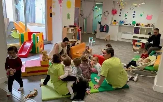 带大家看看法国的公立幼儿园，和咱这儿幼儿园相比，法国的公立幼儿园堪称马大哈老师，