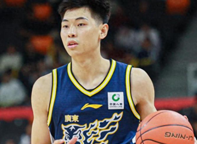 球员评分：4人满分，2人良好，2人不合格

比赛还没结束，分差已经被拉开到二十分