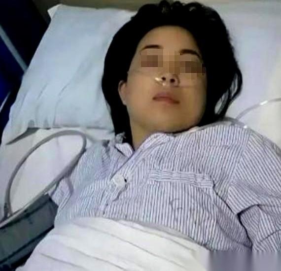 网传江西的一场葬礼上，24岁的准新娘刚入土。未婚夫李某收拾妥当，准备转身离开这个