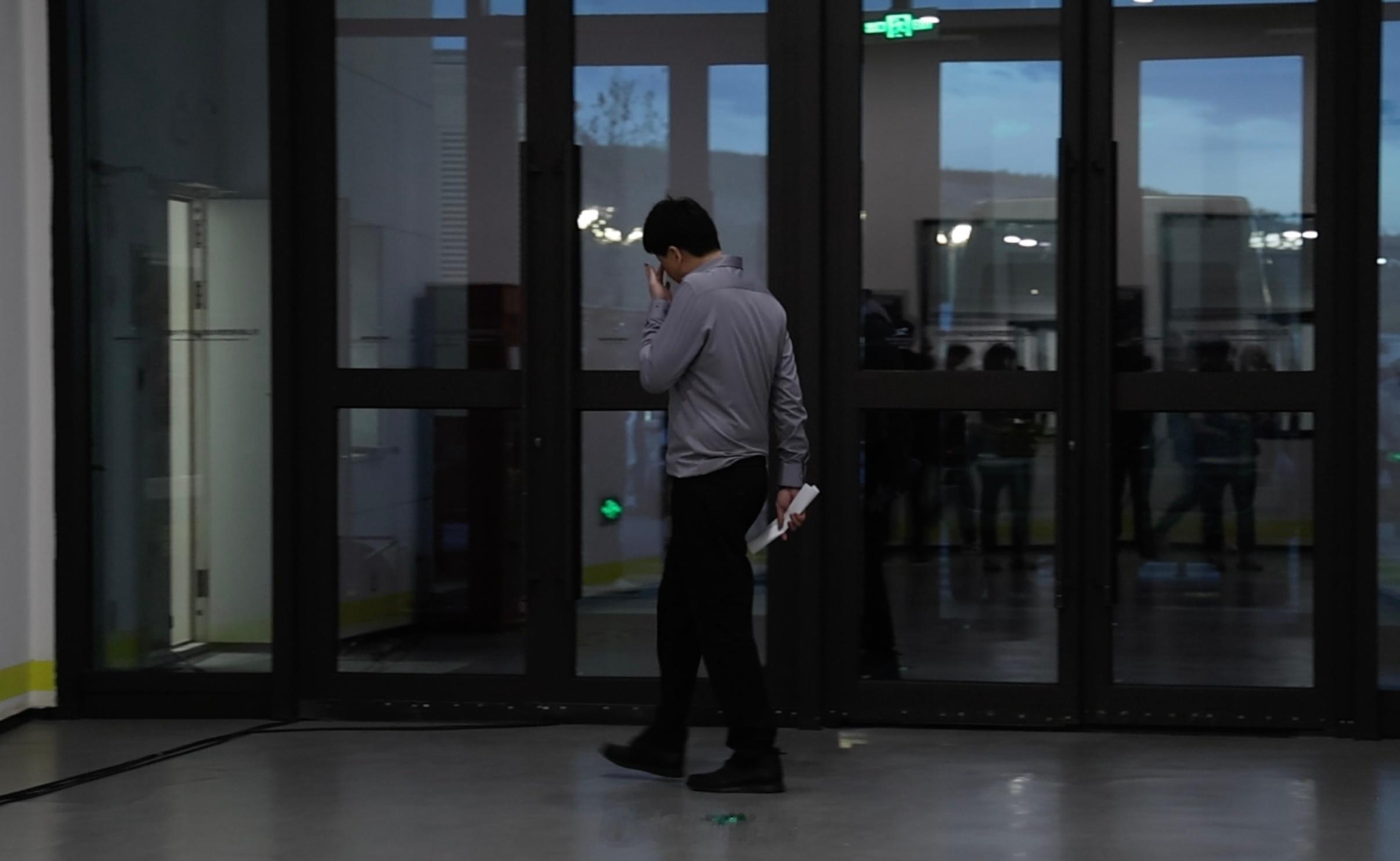 比赛结束，邱彪指导在更衣室和新闻发布会门口都调整了许久、擦了擦眼角。面对为数不多