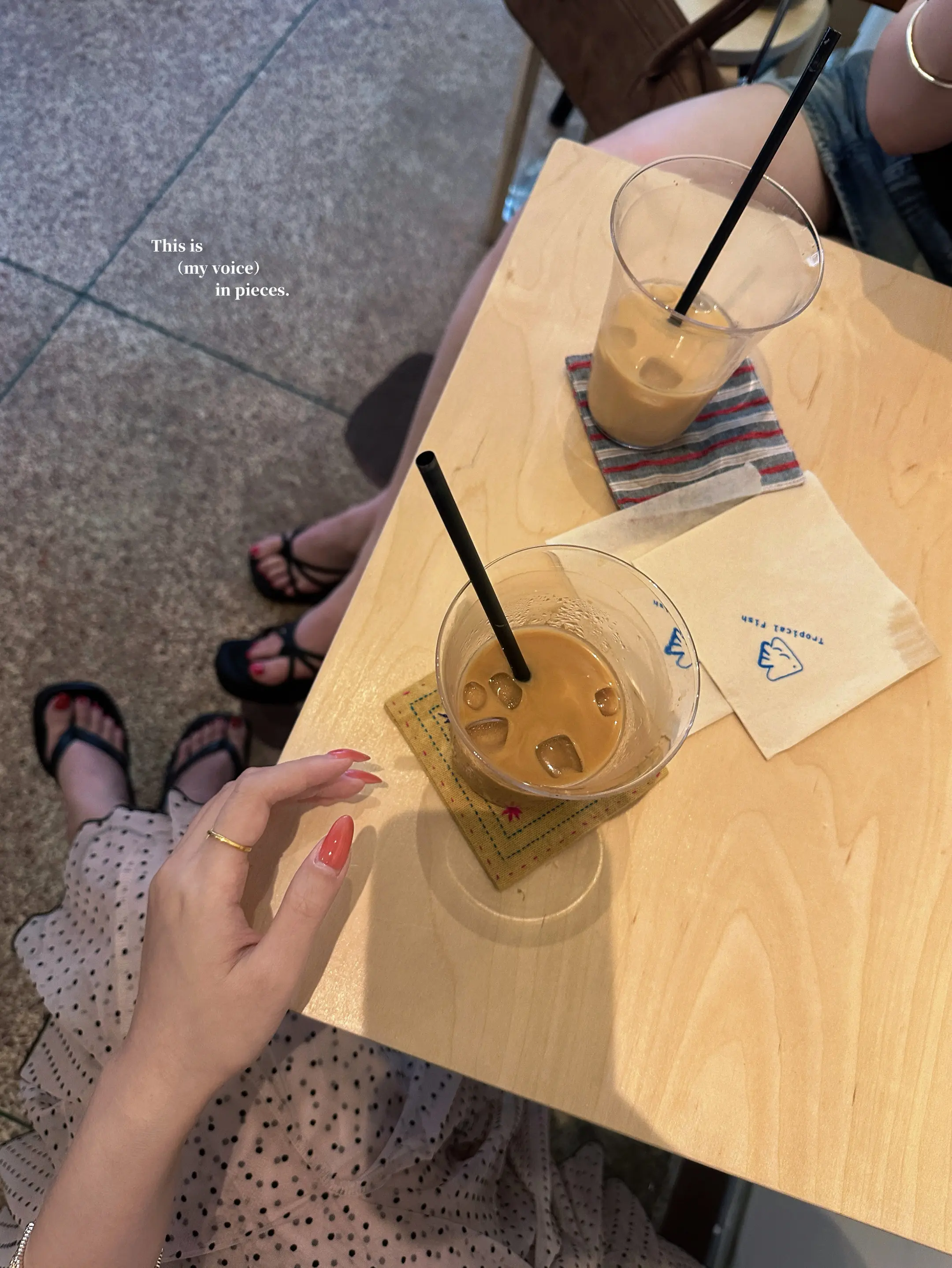 一个普通的下午 H女士和C女士 找了个舒服的位置 点了两杯喜欢喝的咖啡...
