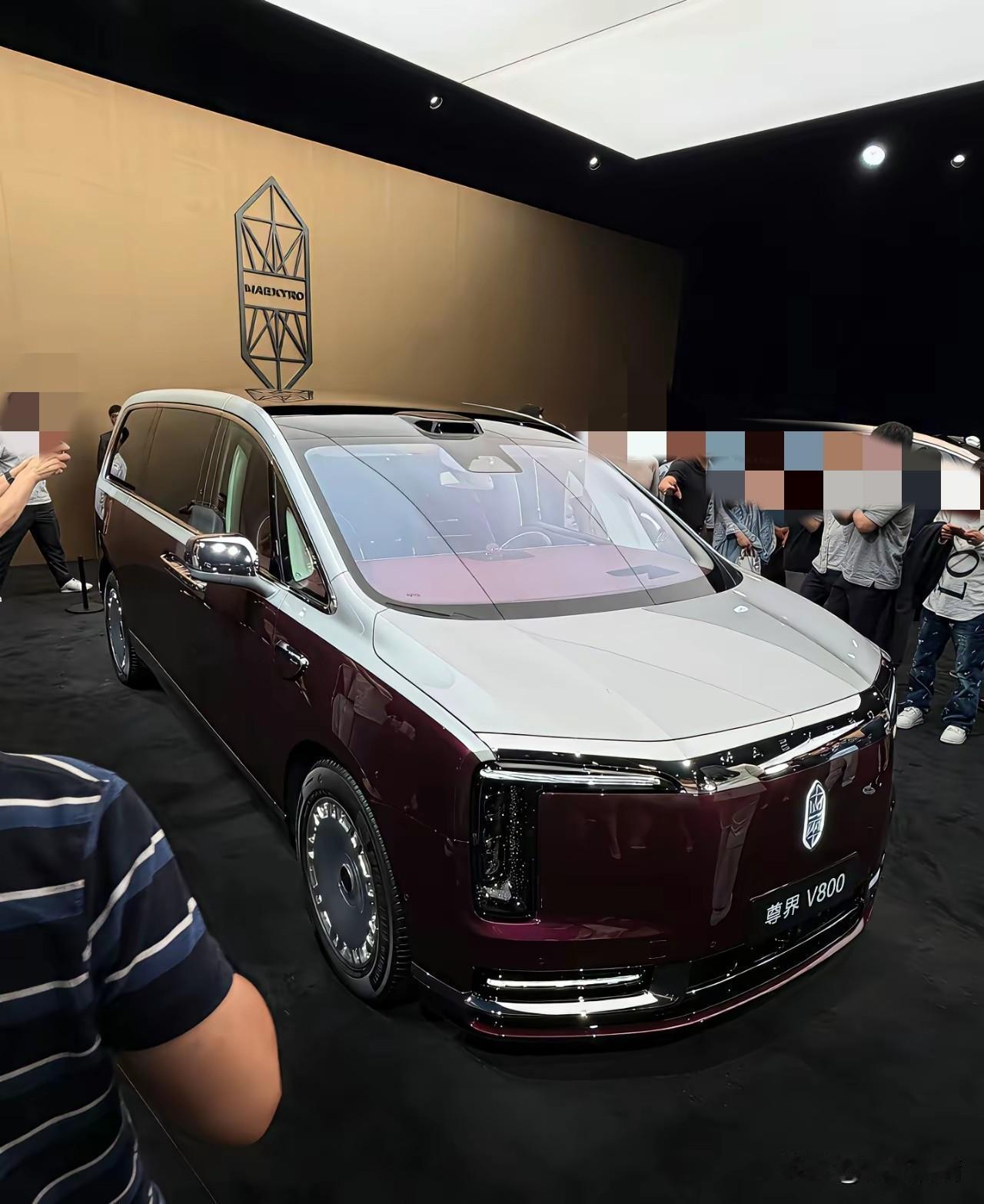 尊界S800典藏版价格一出来，
评论区炸了：
“国产车凭什么卖这么贵？”结果一看