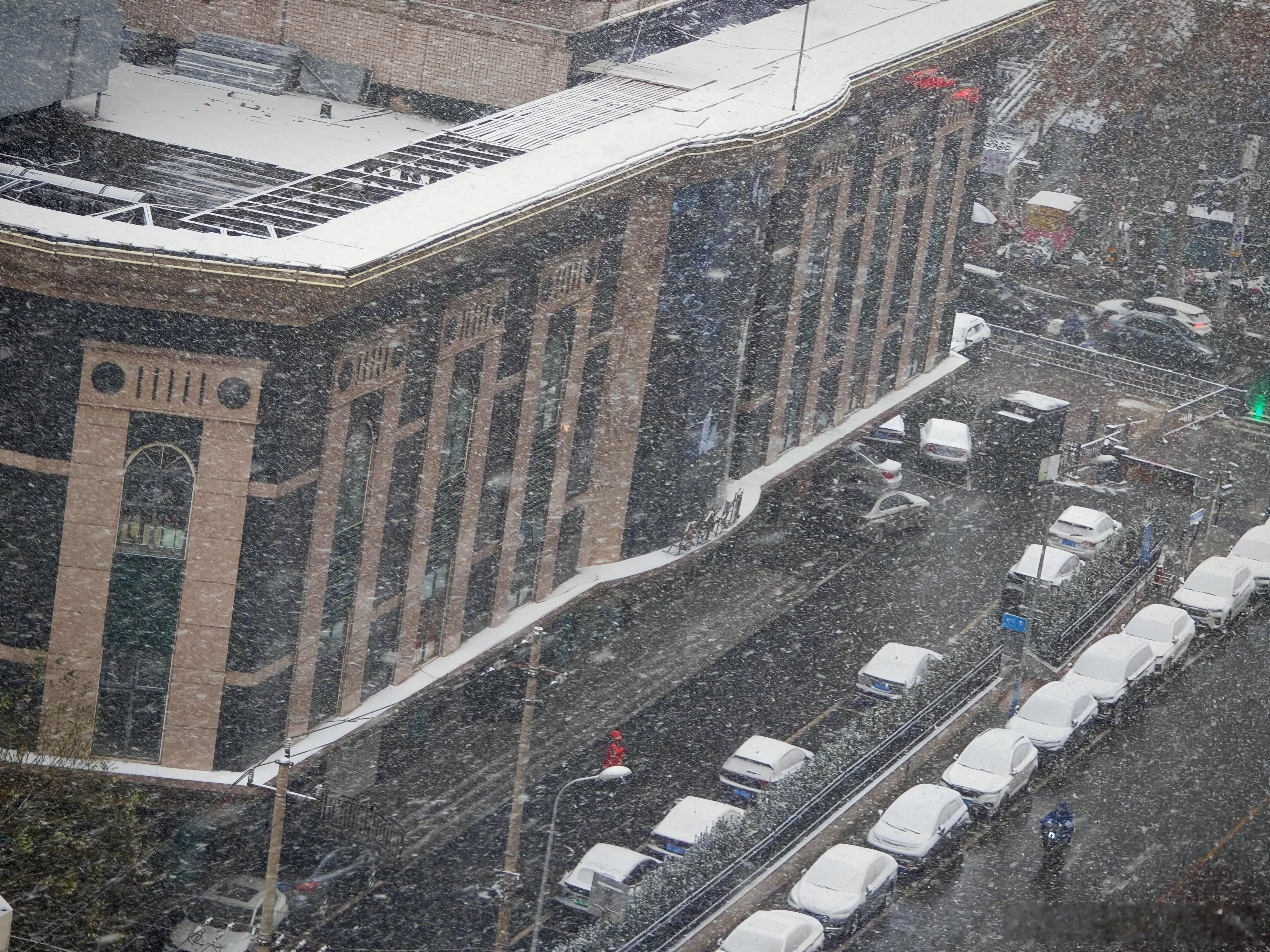 济南下雪啦，下的还不小，但是现在温度偏高，地面上几乎没有积雪。 