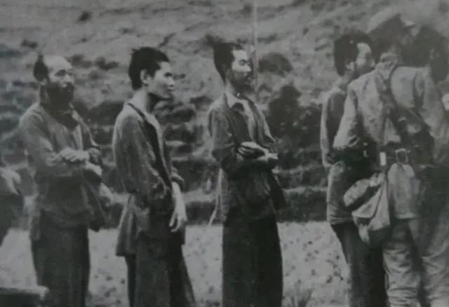 1946年10月，美军女性军官团不远万里抵达 横滨港 ，嬉笑中进驻 日本 本土。