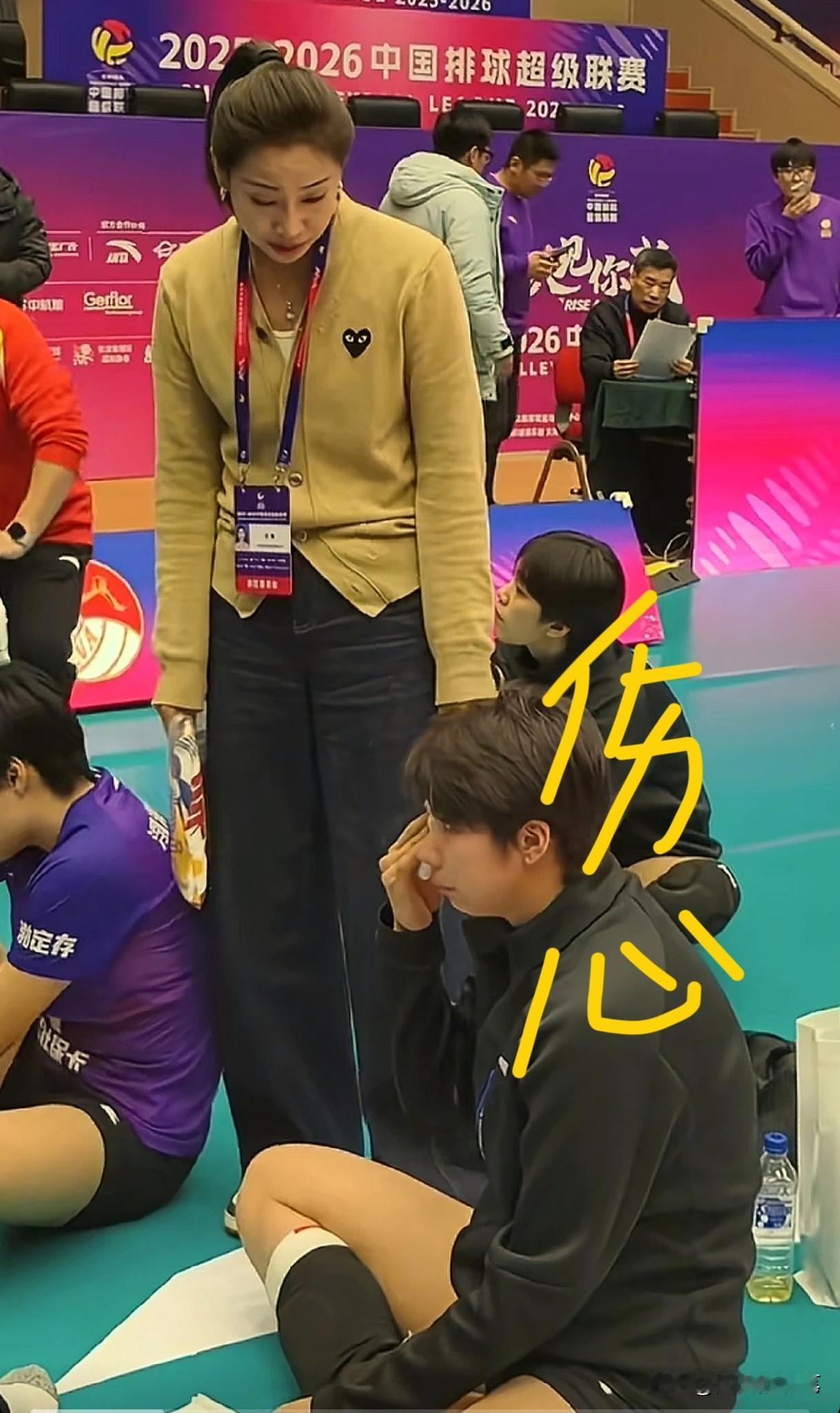 给天津女排的王茜赞一个
看，小将陈鹤心哭得眼睛都要肿了[笑哭]，一边哭泣，一边擦