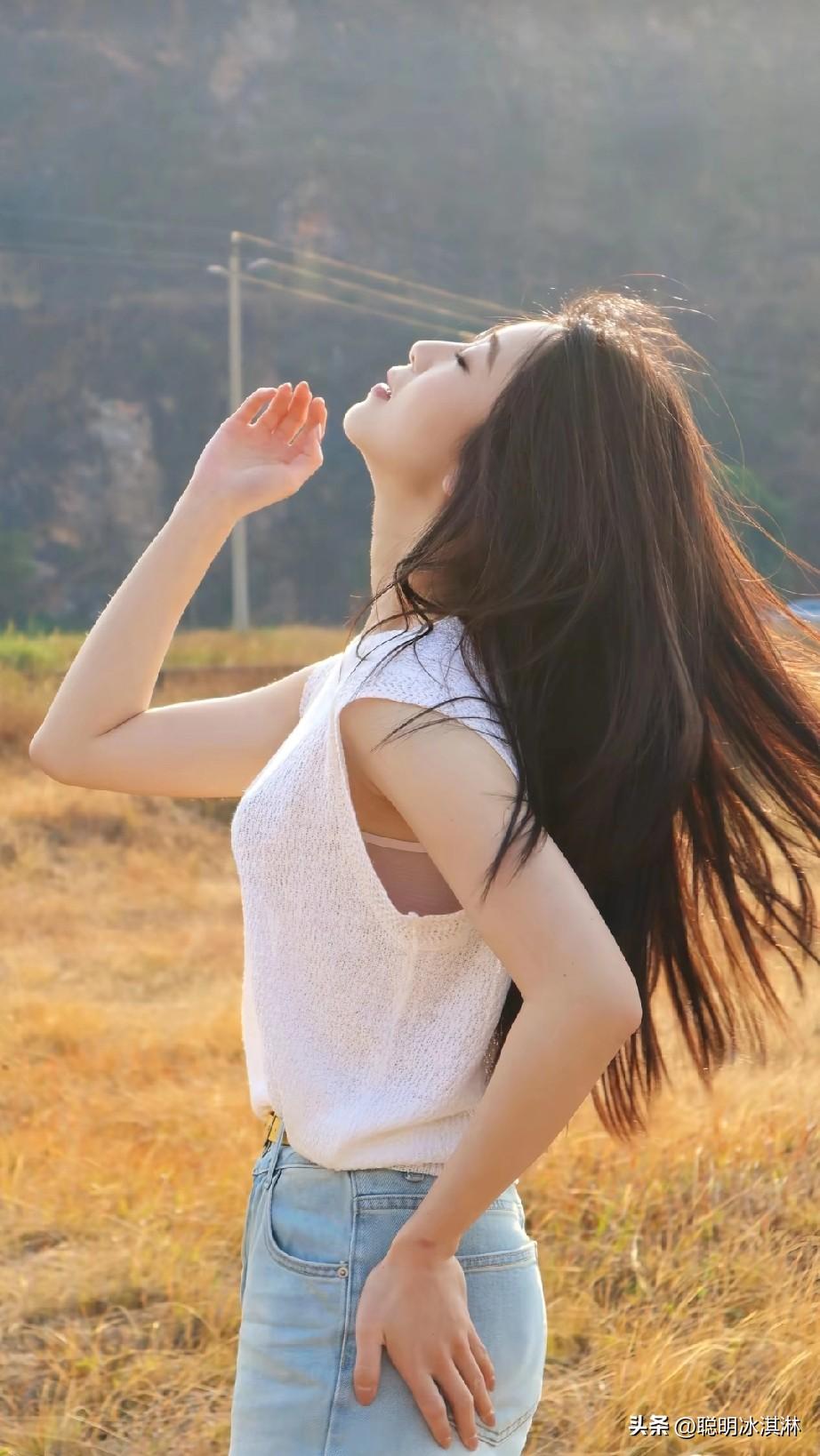 阳光下的自由时光，微风轻拂，自在飘逸。