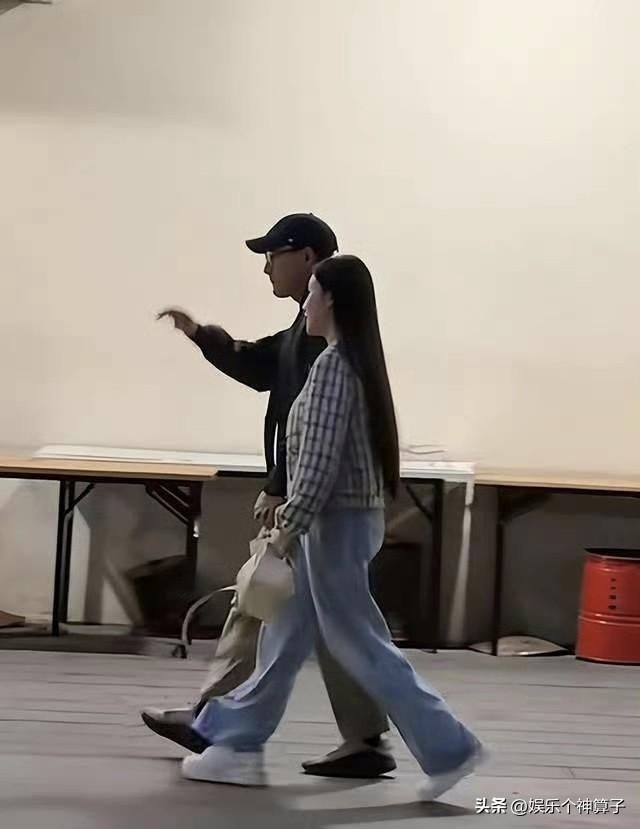 5月28日，杨幂前夫刘恺威登上热搜，网上晒出一段视频，网友偶遇刘恺威在香港红馆结