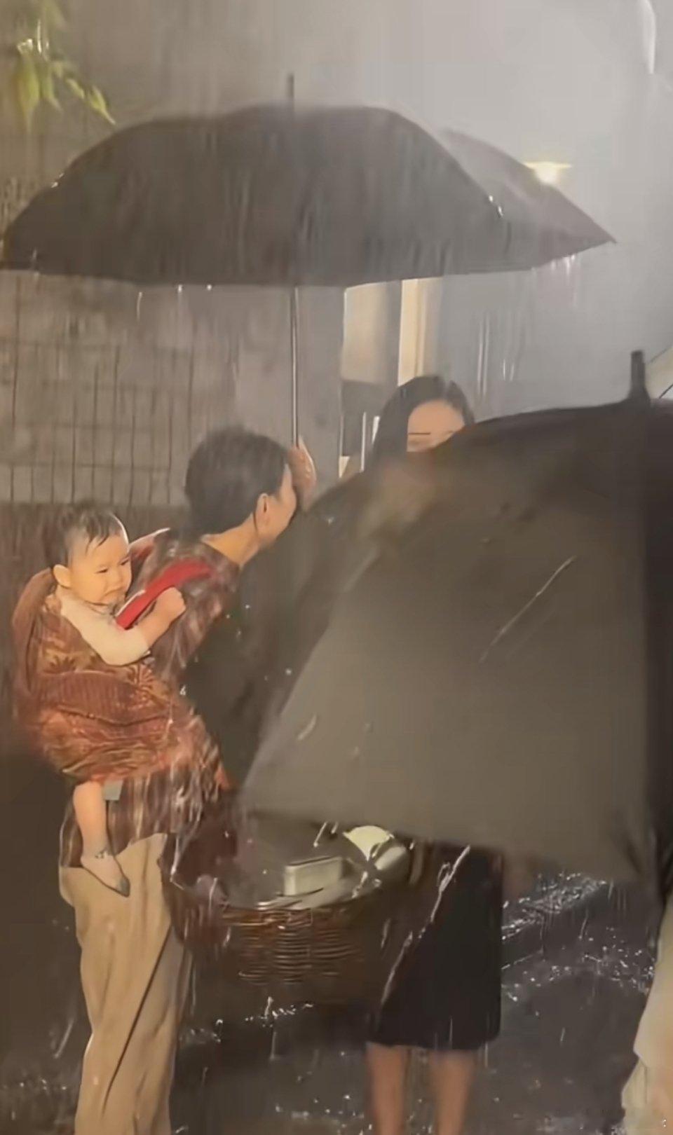 短剧淋雨婴儿片酬仅800元前有未成年替嫁新娘，后有淋雨婴儿。这是完全不把未成年人