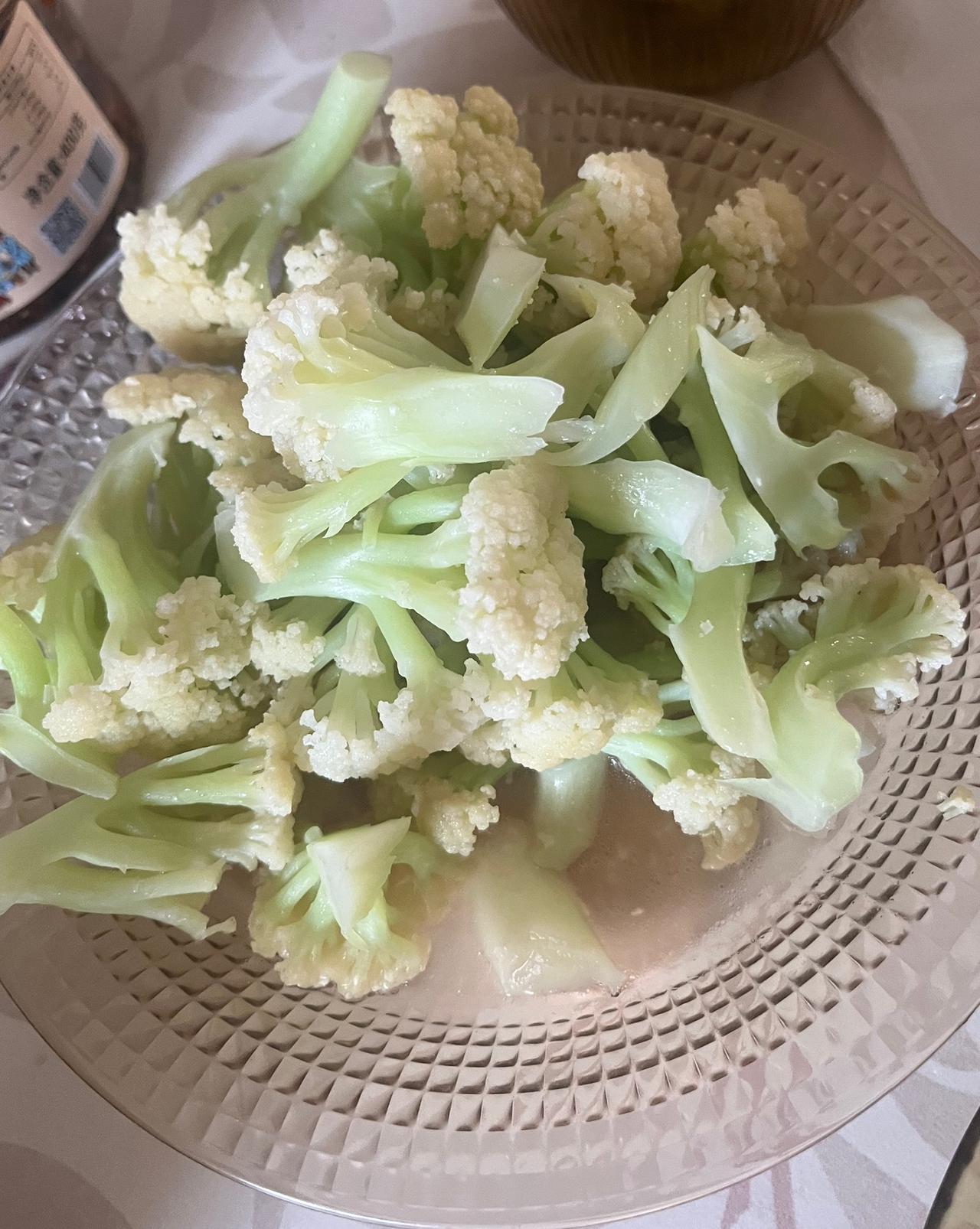 早餐看看想吃什么？
炒花菜、东瓜炖豆腐
大米绿豆粥，香椿饼。

饭后一个橙子