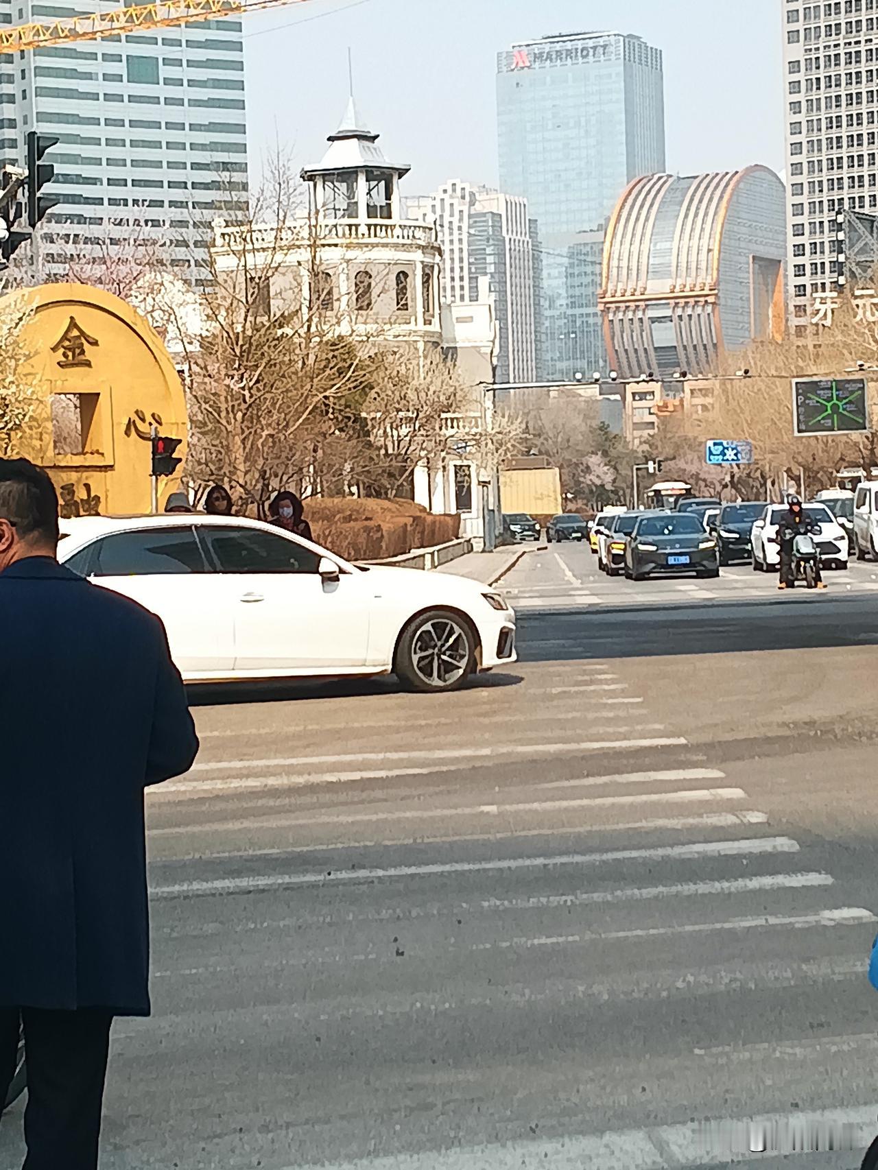 民国沈阳真的发达
全国保留三座百年火车站的
只有沈阳
走在沈阳街头
百年老建筑与