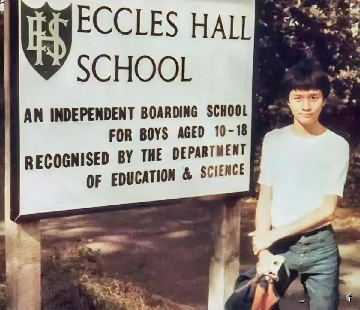 这张照片拍摄于1969年，一位来自香港的留学生在英国诺福克郡的埃克尔斯霍尔学校门