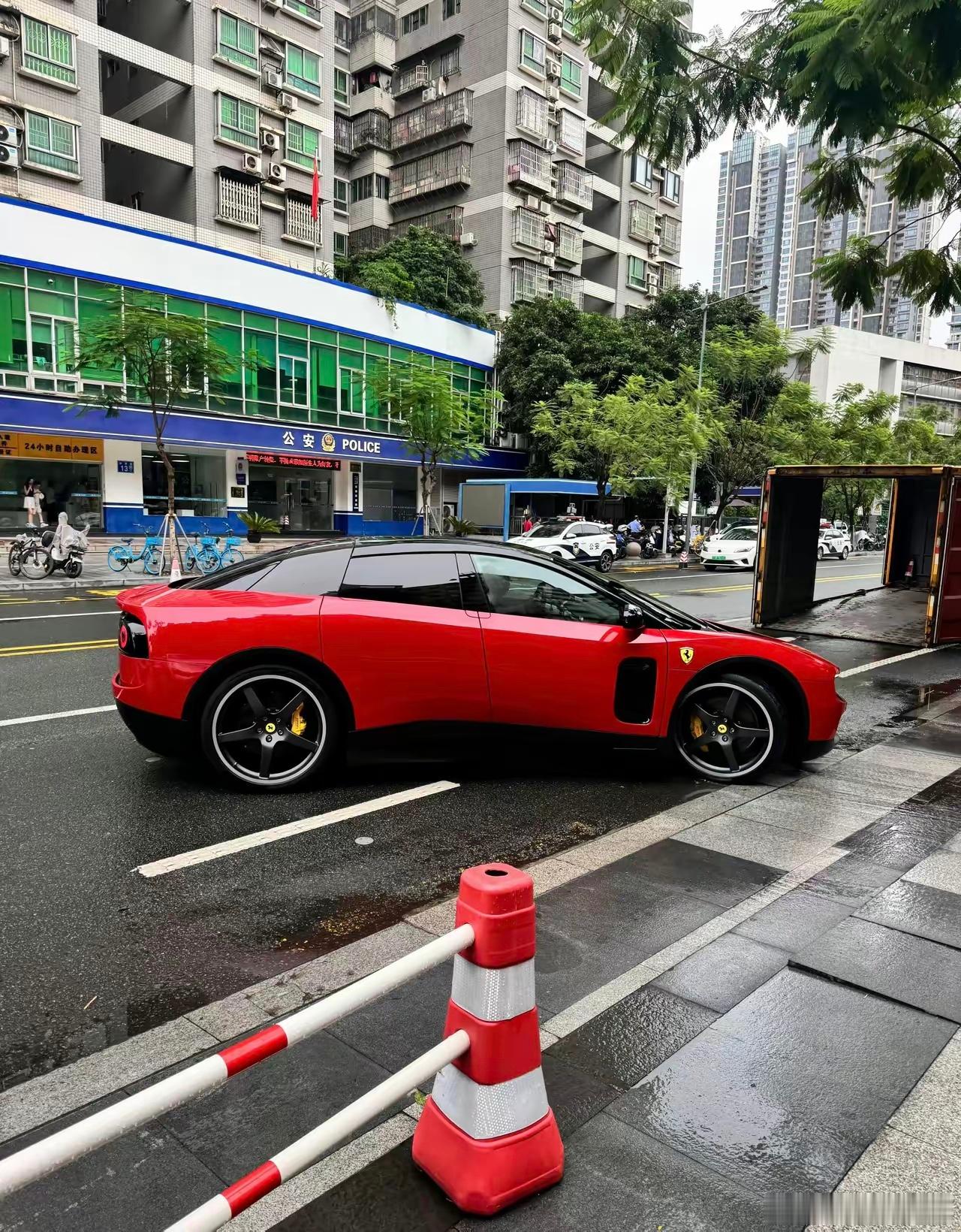 398.8万的法拉利luce上路实拍，单从颜值来说，你们觉得值不值？大v聊车
