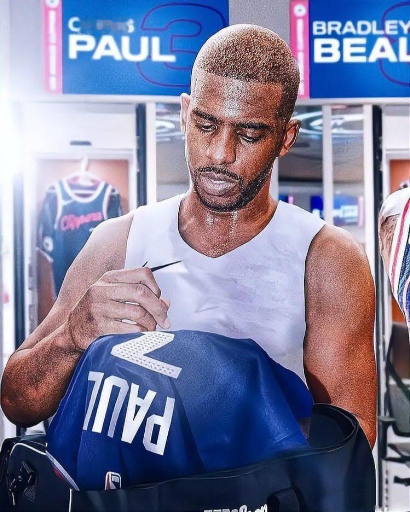 重磅！快船官宣与保罗分道扬镳，这位传奇控卫的未来去向成谜。保罗曾为快船立下汗马功