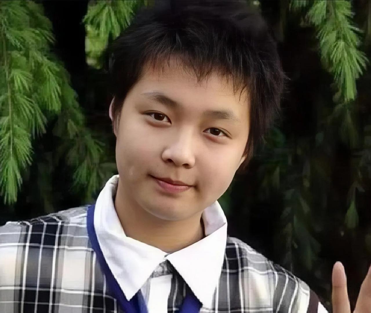 正式出道之前的张艺兴是个可爱的小胖子，既青涩又土气。
很多当红小鲜肉其实并不是从