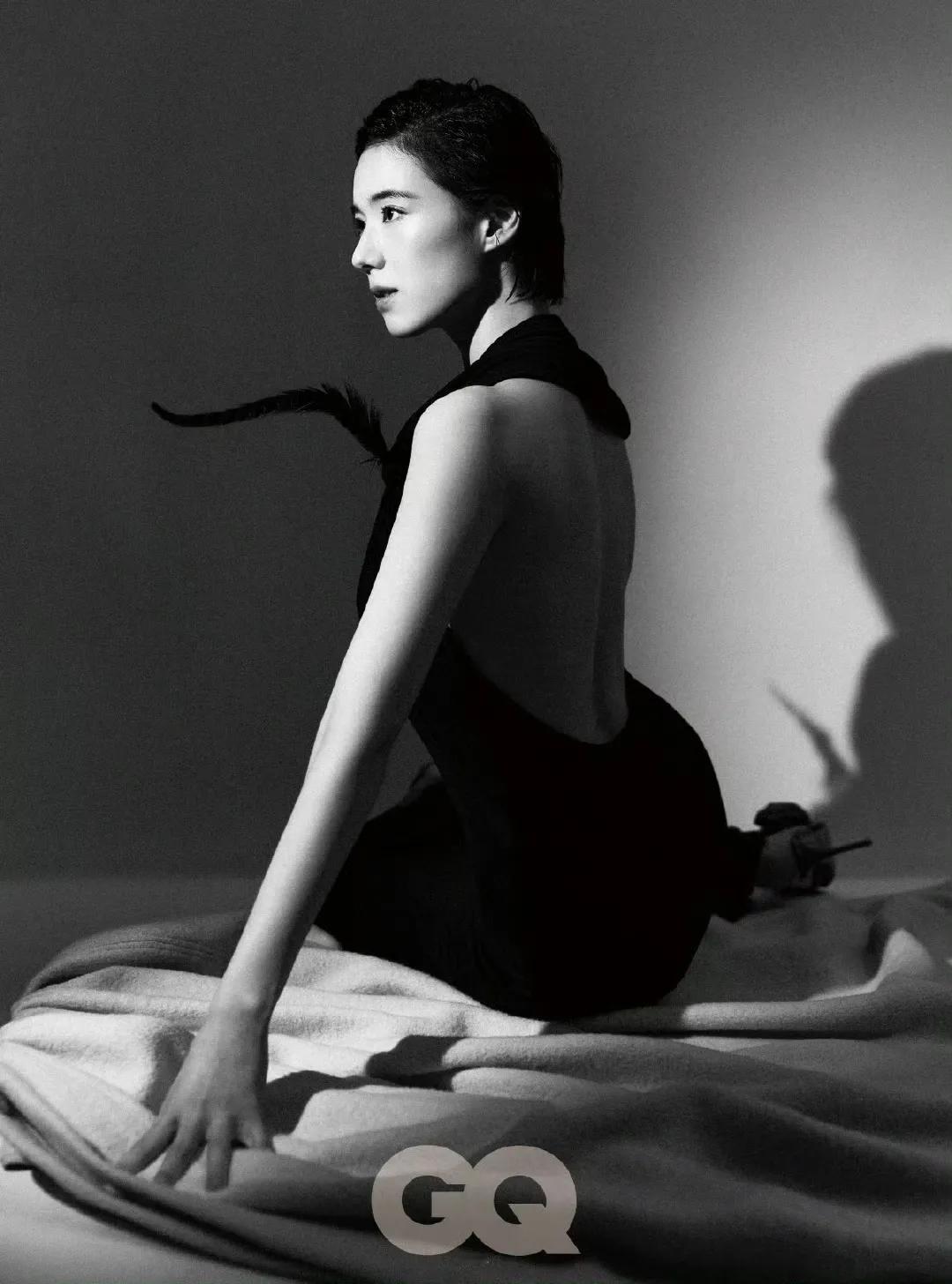 郑恩彩  GQ Korea 画报，漂亮的短发造型，随性松弛的拍摄，气质很美~ ?