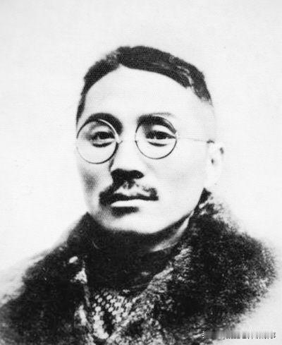 底层起家，侠义帮主：早年流亡上海，为保卫皖籍劳工权益创立斧头帮。他纪律严明，专门