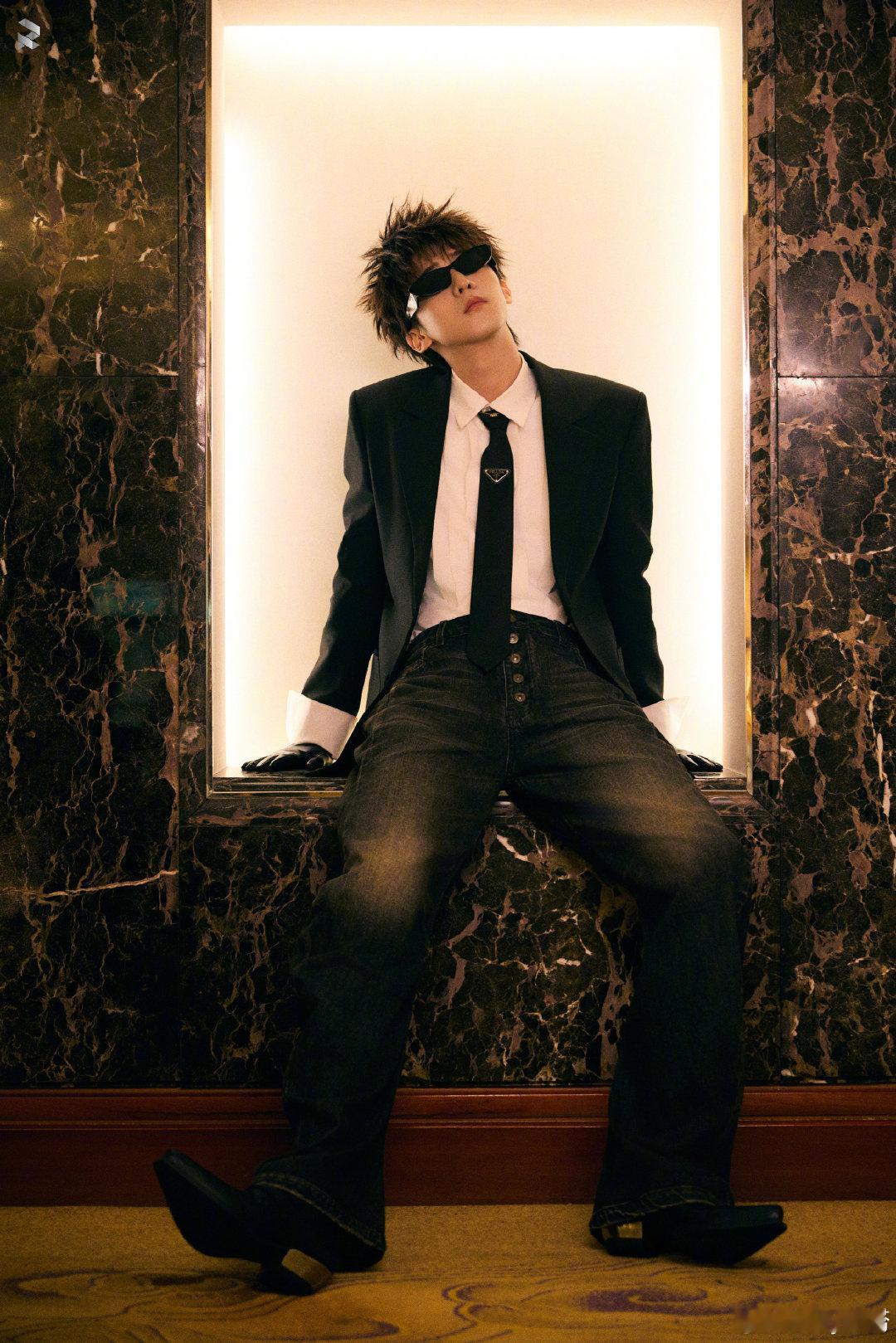 赵让 内娱进新货了 家人们谁懂啊！内娱这是悄咪咪进了“新货”，赵让这一身西装造型