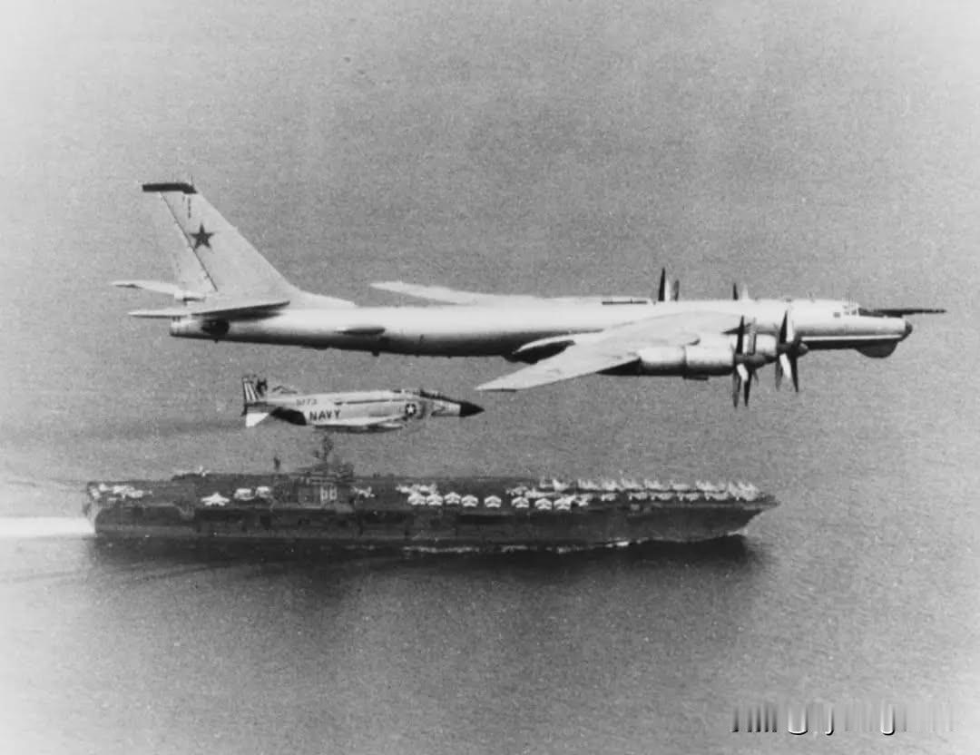 一架苏联图-95侦察机飞越美国航空母舰“尼米兹”号（CVN-68）。一架来自该航