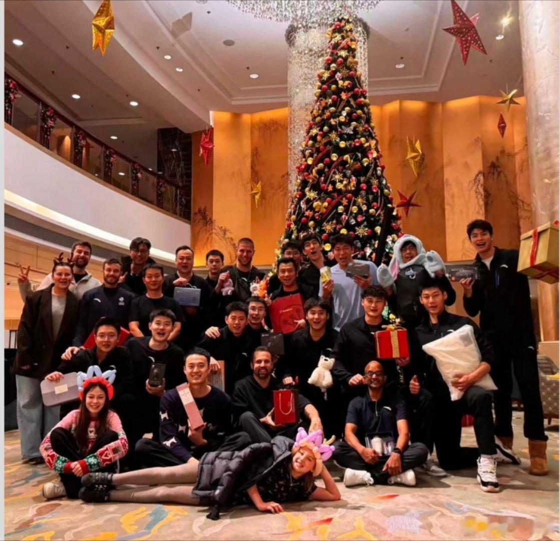 沪上的圣诞合照（铁锤发的），也提前一周祝友邻新年快乐
