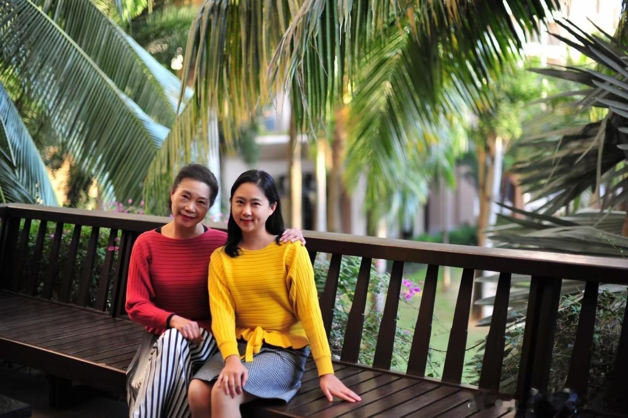 闪闪发光的妈妈
我的妈妈有点不一般，虽然我的妈妈不太会烧菜，但是她和我一样喜欢摄