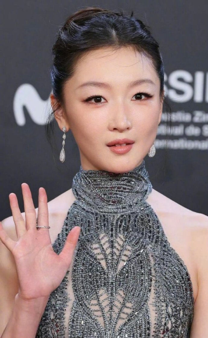 周冬雨这是长开了，越来越成熟了 