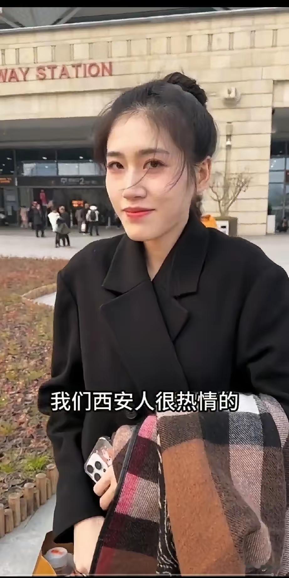 “高铁上一碗泡面，他竟追到西安女神！全程高能操作，网友：这波稳了！”

在快节奏