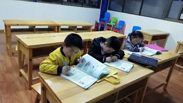 英语真退出主科，有钱人家还在偷偷学，普通孩子怎么办？