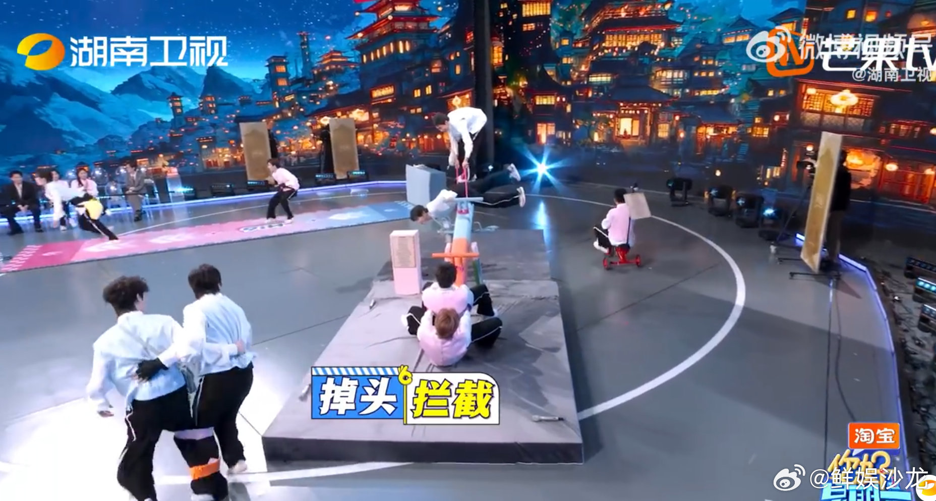 董子健唱歌好稳董子健唱超级英雄这段董子健趴在跷跷板上唱《超级英雄》也太稳了！一点