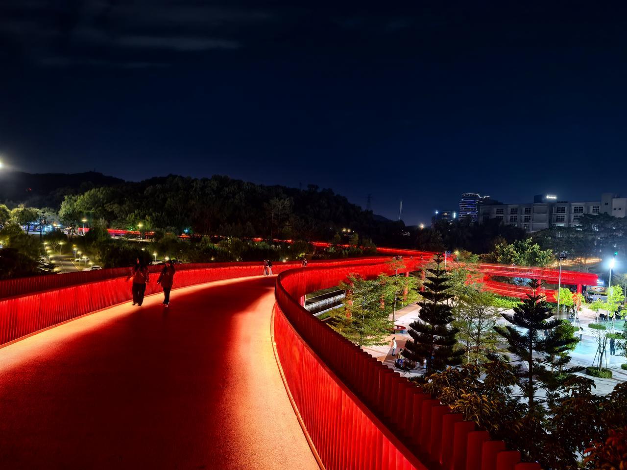 很有特色的虹桥公园。