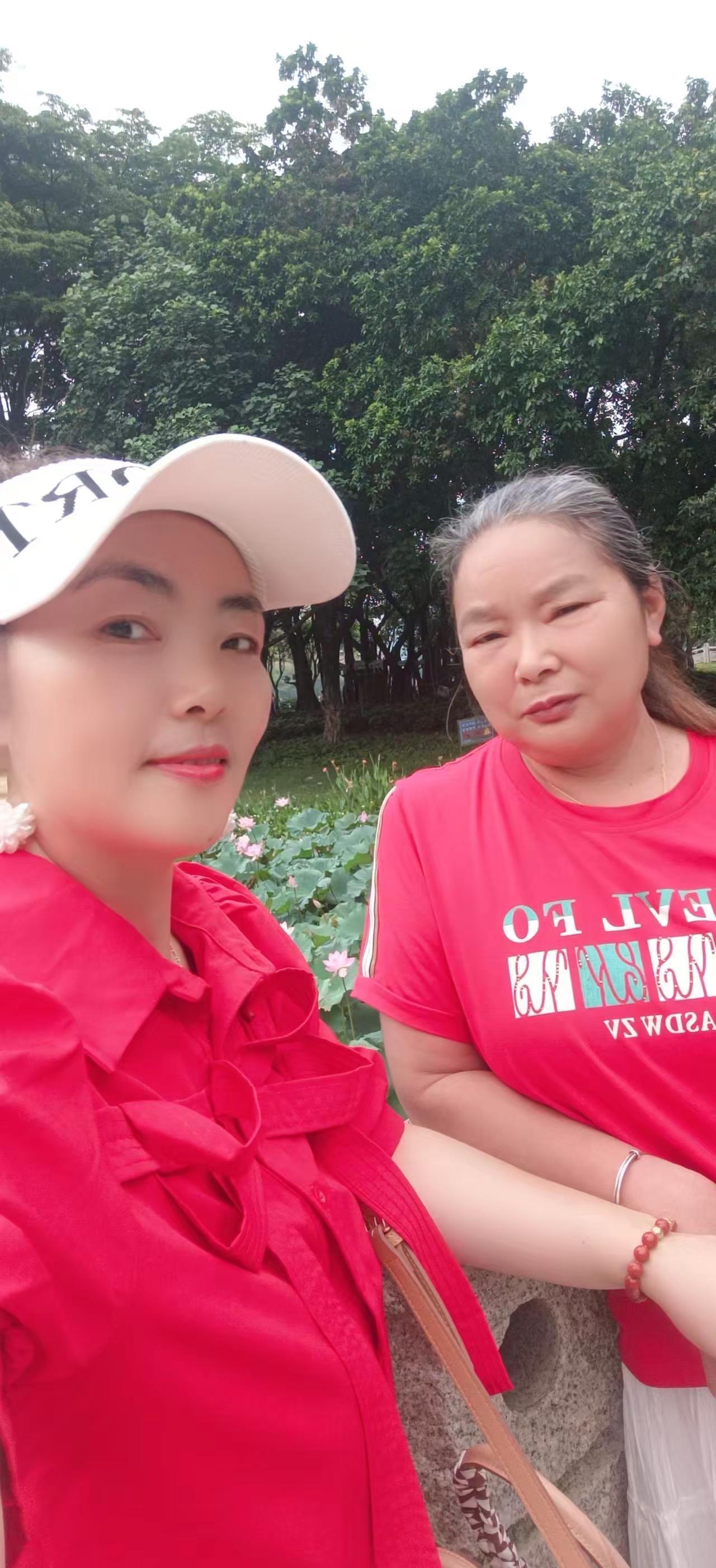 上热门 姐妹们的开心是自己给的 不同风格的姐妹出游穿搭 荷花池拍照打卡 让年龄不