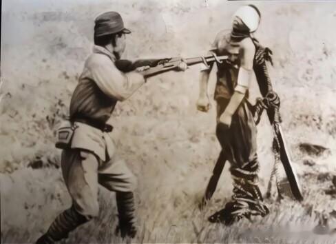 1937年，天津，一名日军新兵用俘虏的中国军人做为活靶子来进行刺杀训练。
照片中
