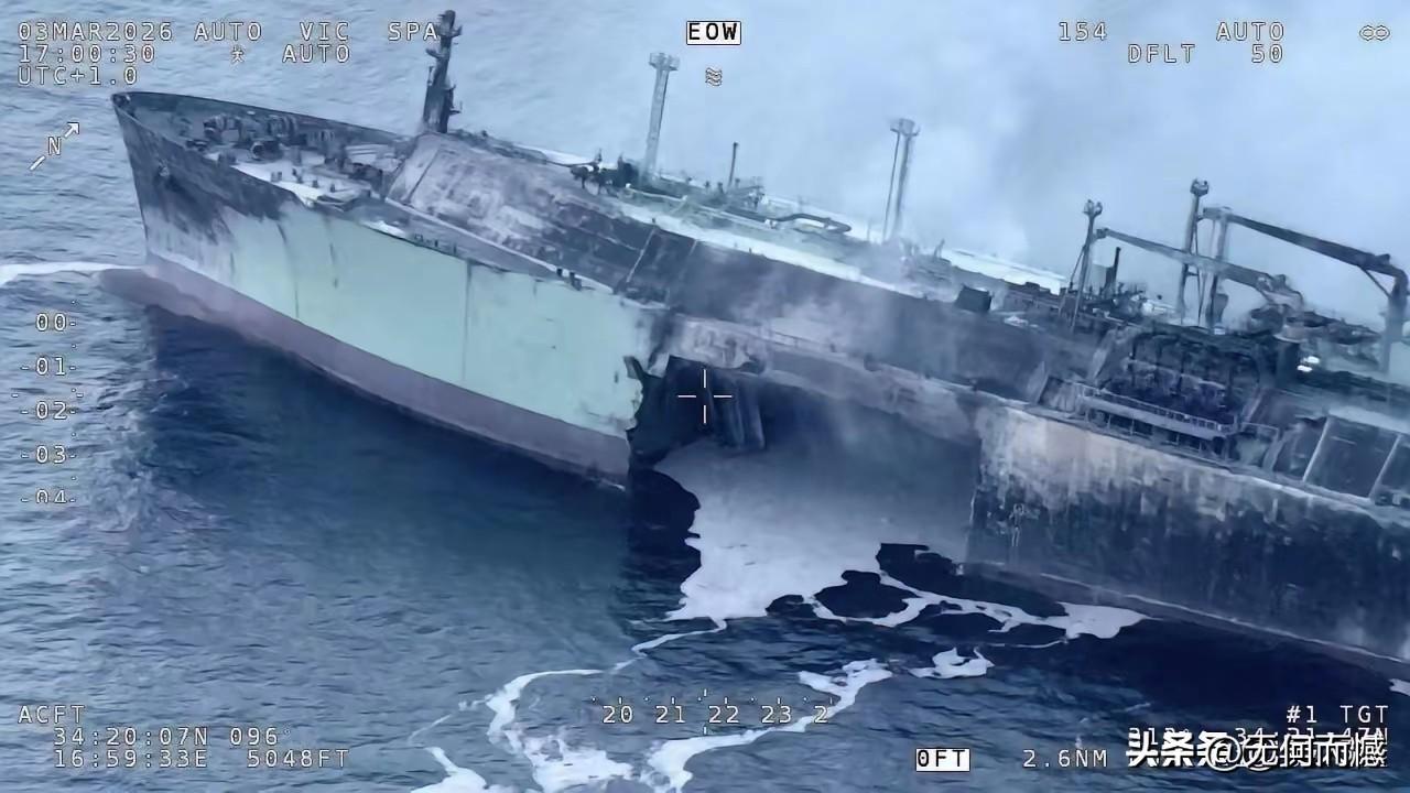 俄罗斯的天然气运输船也遭到了袭击，船体被炸出一个这么大的窟窿，这是彻底废了，据说