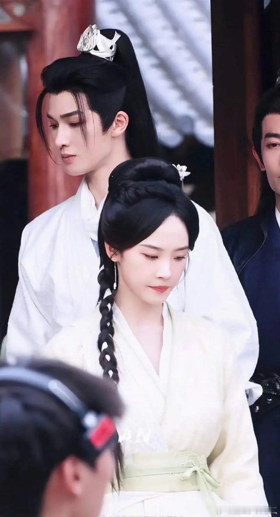 朱正廷和卢洋洋的同框路透感觉状态都挺好的，就是这个妆造没有什么特点，而且感觉还非