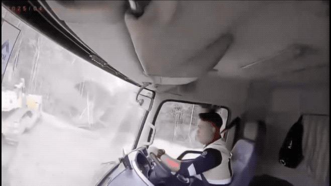 山脉瞬间变成巨浪扑面而来：实拍外国山体滑坡瞬间，太恐怖了！这段视频视频显示了印度