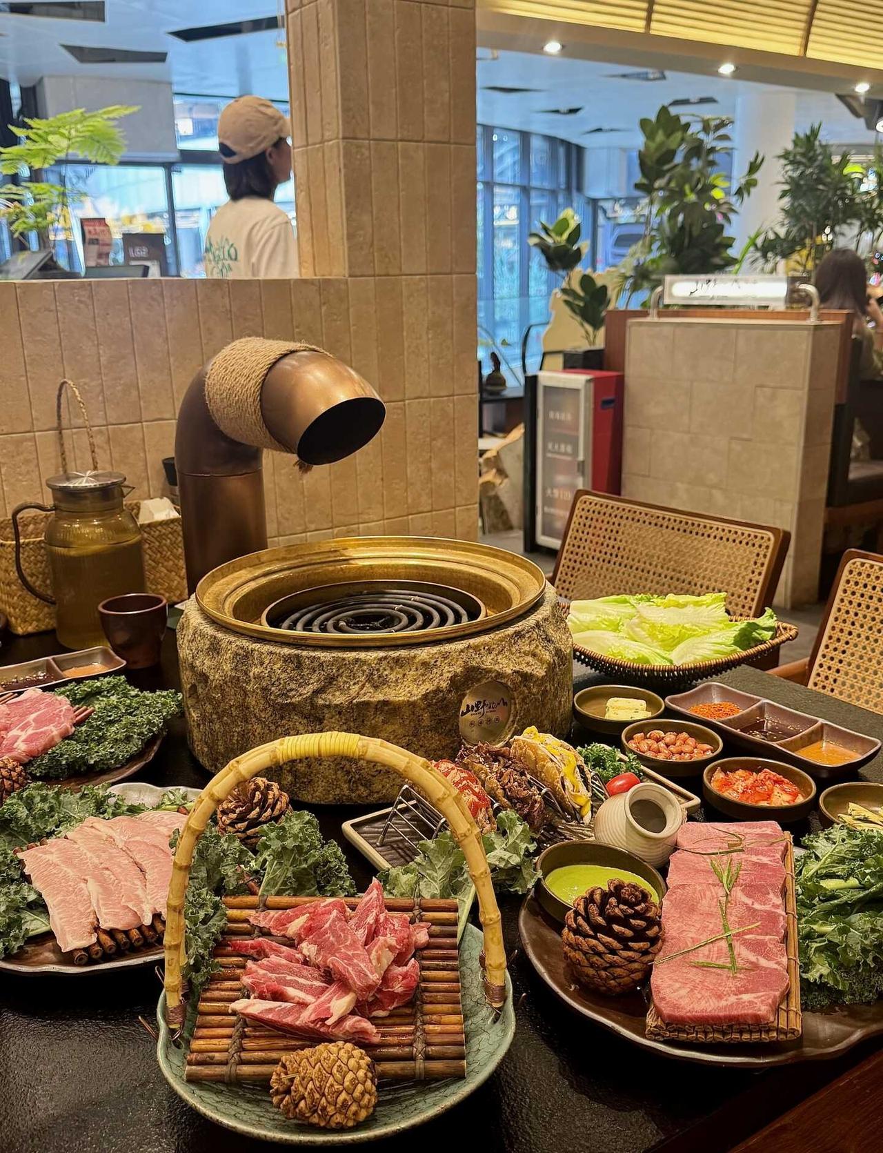 广州烤肉届内卷王❗️森系秘境好吃又好拍🍃
这家一整个就是自然山野风
石质烤炉搭