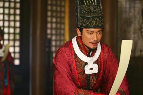 “黄袍加身”当晚，赵匡胤在军帐里干了三件事：烧密信、改军令、写遗诏——这才是宋太