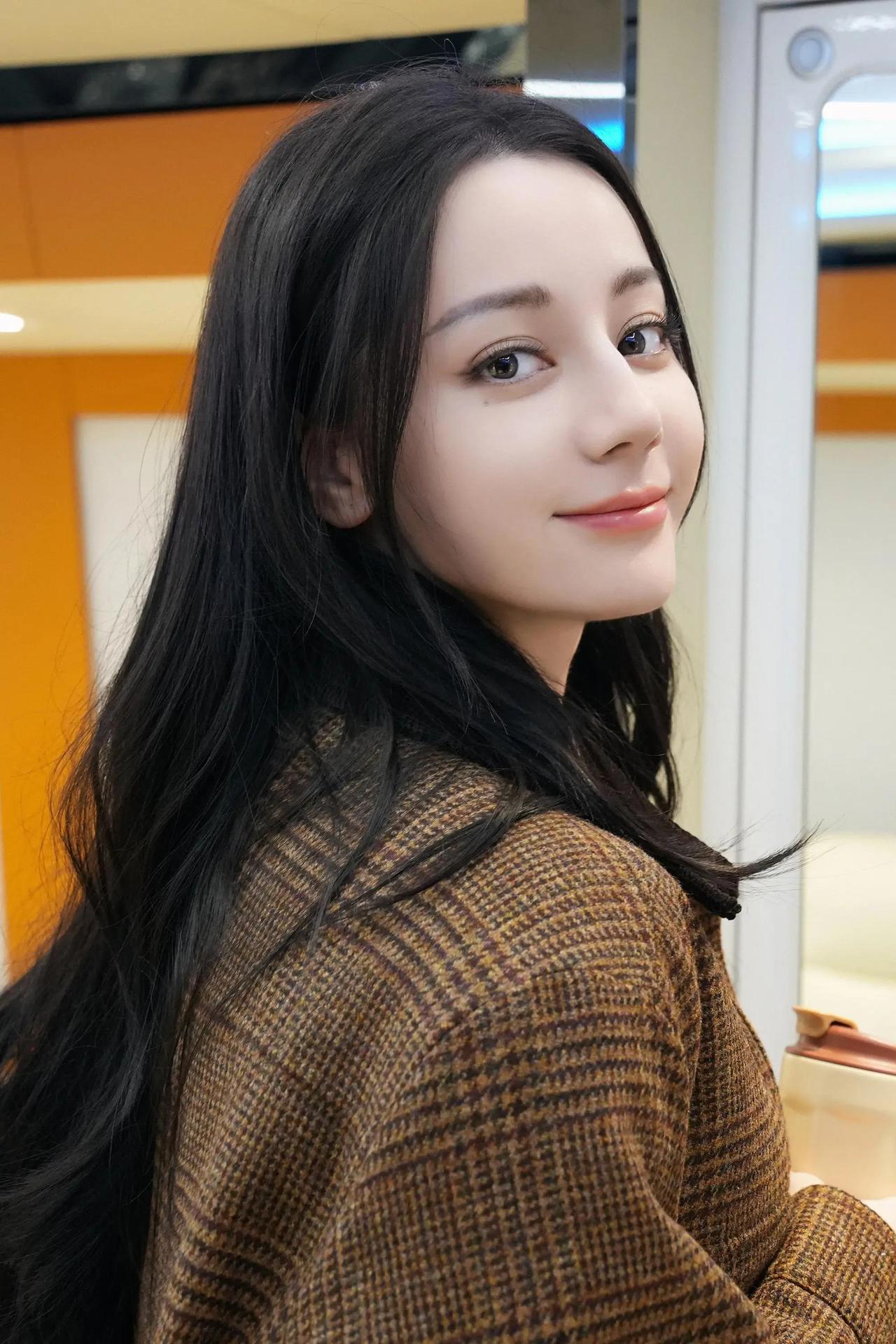 “顶流”被扔在战火边缘：迪丽热巴滞留迪拜三天，刺痛了谁的神经？
 
迪丽热巴因迪