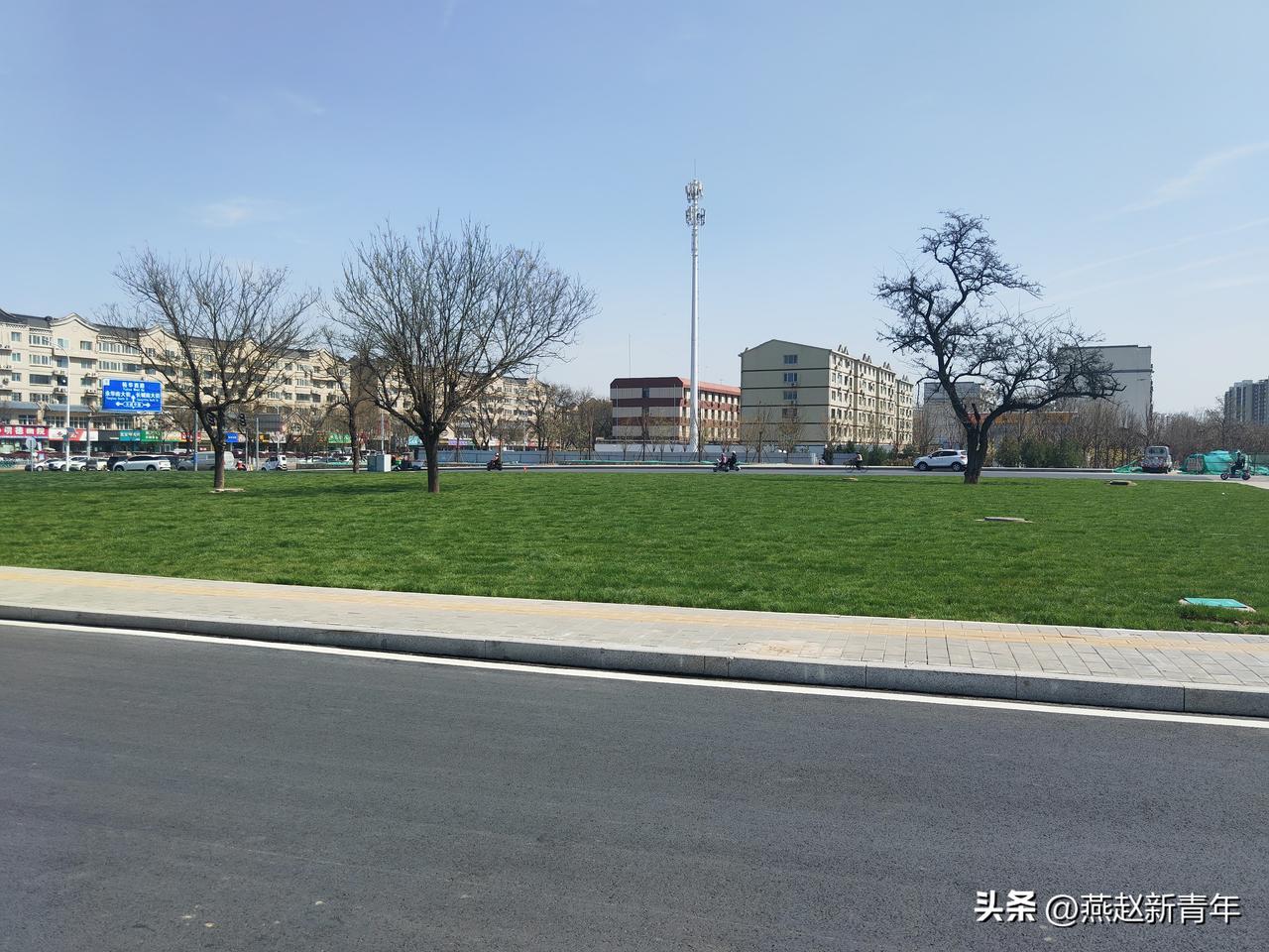 保定南关大桥前面空地已经铺上草坪（4-1），估计南城门短时间不会弄了吧！