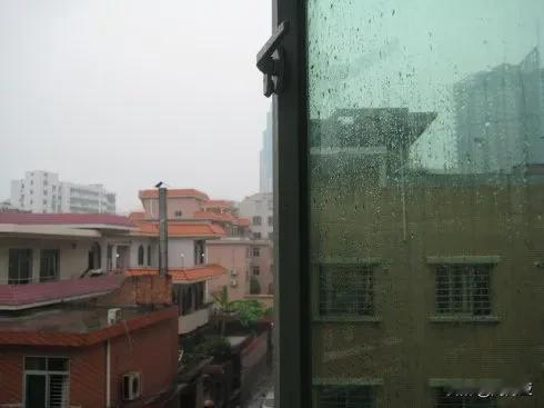 一直想不明白，南方的房子住几十年都不漏雨，为何北京几万块钱一平米的商品房，住几年