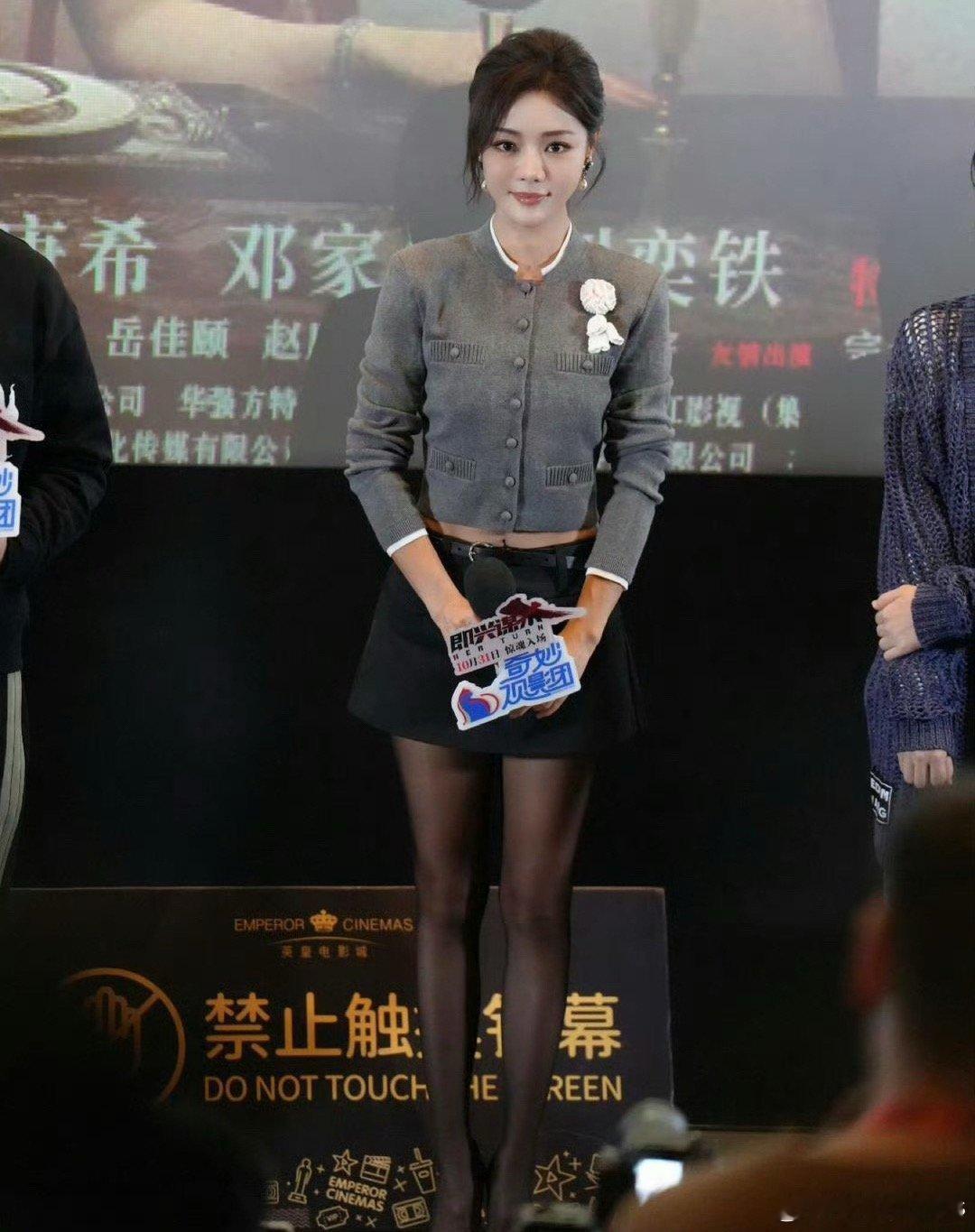 我的妈呀！这居然是邓家佳，看着越来越来越年轻了！ 