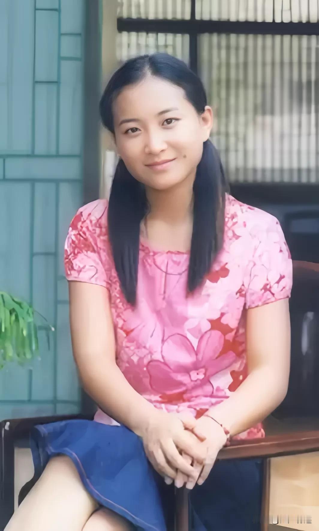 年轻时候的贾玲虽算不上美人胚子，但也是位妥妥的清秀佳人，再加上嘴角两边若隐若现的