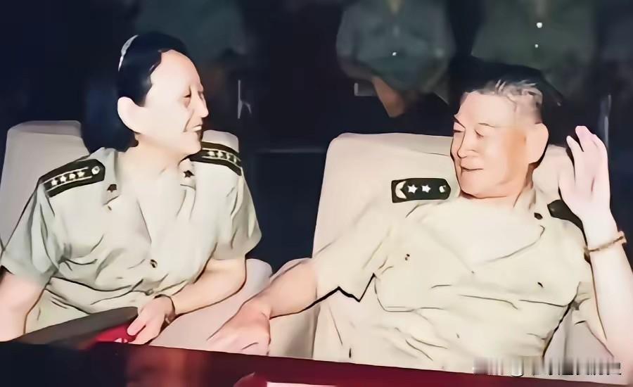 这张老照片定格了授衔后的珍贵时刻，左侧是知名表演艺术家、八一电影制片厂厂长王晓棠
