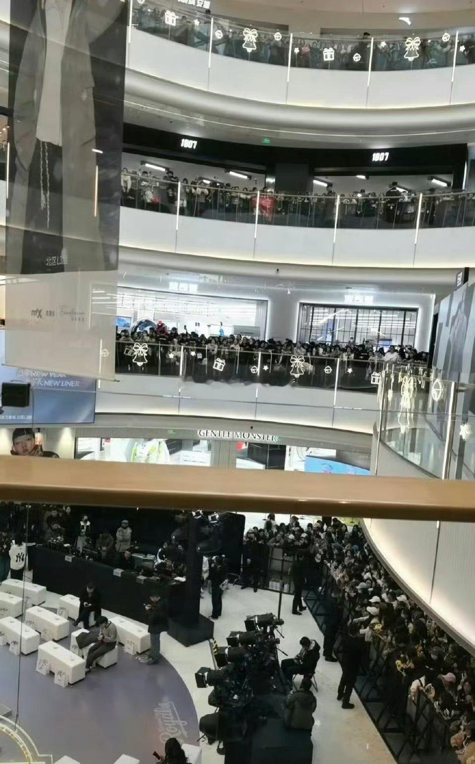 张凌赫、敖瑞鹏今日线下活动人头都很多 