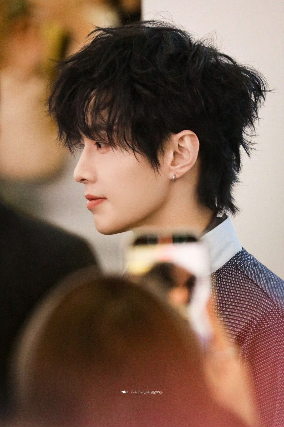 何与｜今日MIUMIU活动出图，清爽系穿搭配卷发，清爽大帅哥太权威啦🍃何与mi