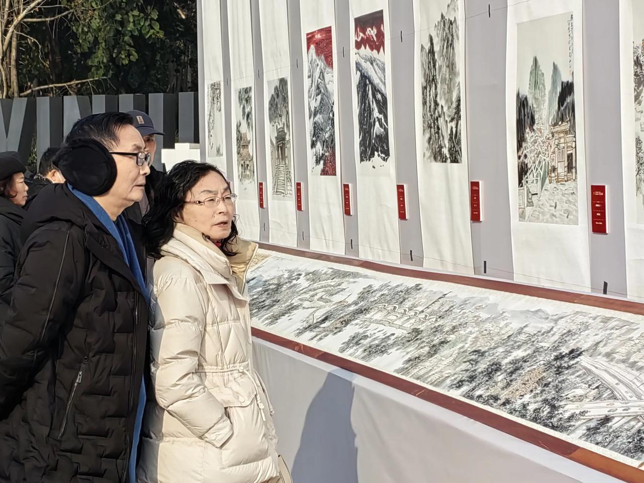 画堂春·丹青成华

蓉城大地映朝阳，
新年翰墨飘香。
画家点染成华章，
百米长廊