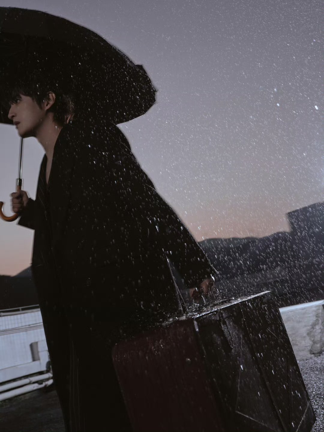 张远是来微博之夜拍007的吗 举手投足全是戏，007本7没错了 