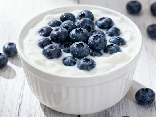 谁发明的巧克力蓝莓酸奶砖这哪是“发明”，分明是甜品界无数美食大厨共同打磨出的神仙