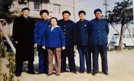 1937年，西路军营长刘克先正在街边乞讨，忽然一个国民党士兵在他面前停下，他马上